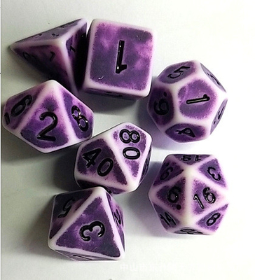 Antiguo juego de dados de escritorio de fondo blanco de color.