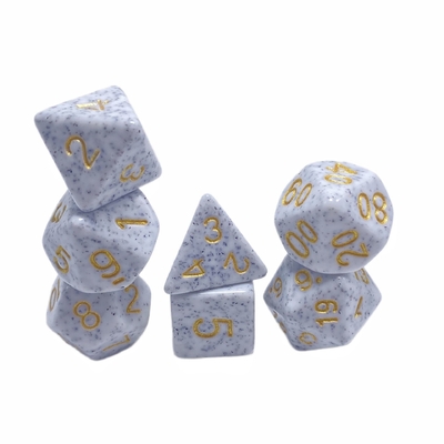 Fuente de oro manchas de oro mineral mineral resina personaje jugando juego de mesa juego de dados dnd