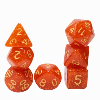 Oro brillante en polvo de resina naranja personaje jugando juego de mesa juego de dados dnd