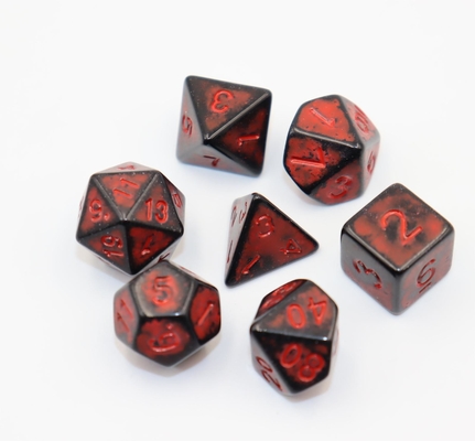Antiguo personaje de resina roja con espalda negra jugando a los dados de mesa.