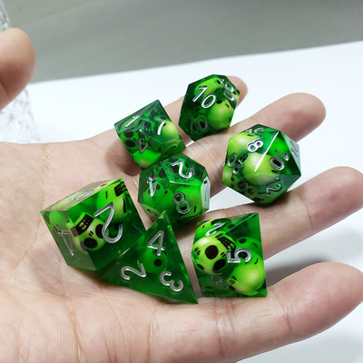 El juego de dados de resina de cráneo de cristal verde Dragon and Dungeon