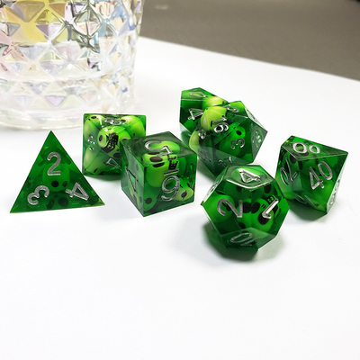 El juego de dados de resina de cráneo de cristal verde Dragon and Dungeon