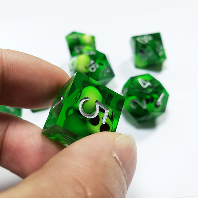 El juego de dados de resina de cráneo de cristal verde Dragon and Dungeon