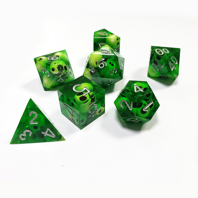El juego de dados de resina de cráneo de cristal verde Dragon and Dungeon