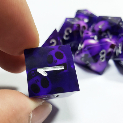 El juego de dados de resina de cráneo de cristal púrpura Dragon and Dungeon