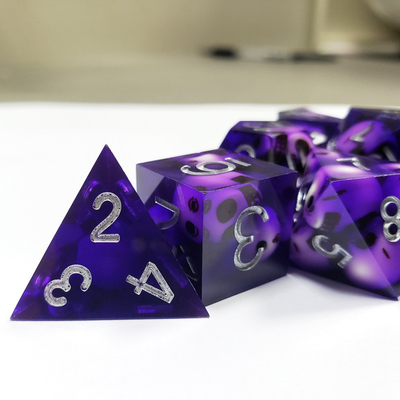 El juego de dados de resina de cráneo de cristal púrpura Dragon and Dungeon