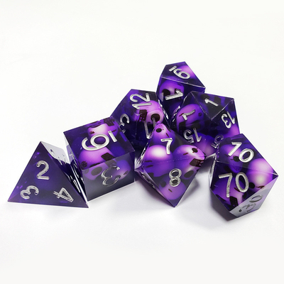 El juego de dados de resina de cráneo de cristal púrpura Dragon and Dungeon