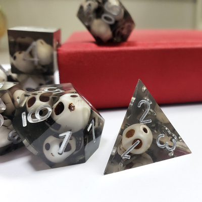 El juego de dados de la resina del cráneo de cristal negro