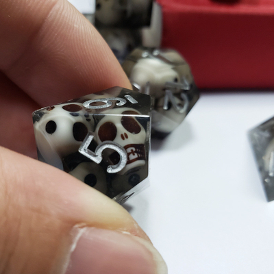 El juego de dados de la resina del cráneo de cristal negro