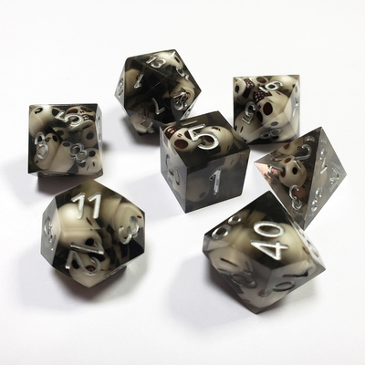 El juego de dados de la resina del cráneo de cristal negro