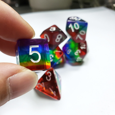 El juego de dados de la resina de cristal del arco iris