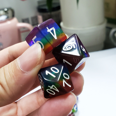 El juego de dados de la resina de cristal del arco iris