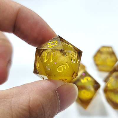 Resina de arena de flujo amarillo de dados poliédricos artesanía de manos 7PCS