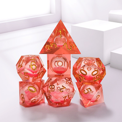 Resina de cristal rojo claro, dados poliédricos, sin sabor, no tóxicos