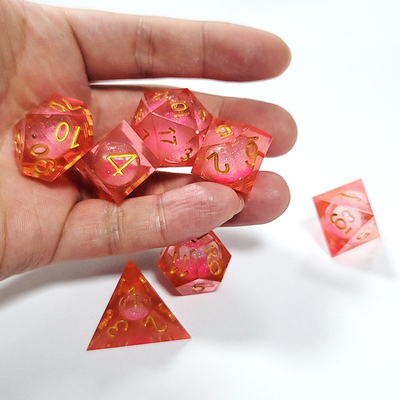 Resina de cristal rojo claro, dados poliédricos, sin sabor, no tóxicos