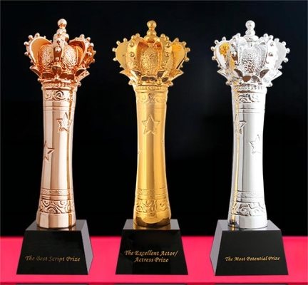 Estilo de medalla Trofeos de resina personalizados Revestidos de oro o plata