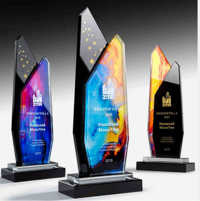 Trofeo de resina de cristal multicolor claro y resistente al desgaste