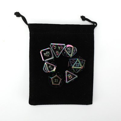 Un diseño único de los dados poligonales de metal