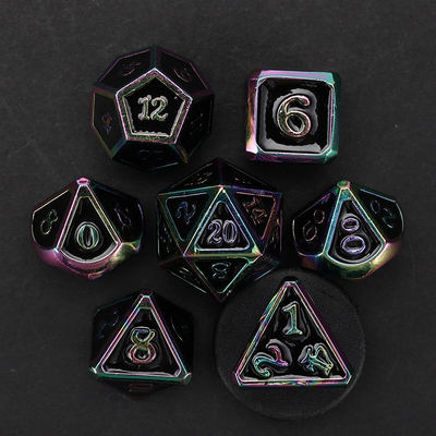 Un diseño único de los dados poligonales de metal