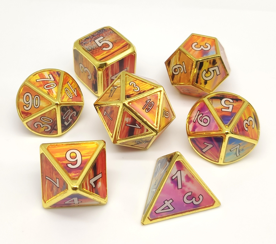 La mano de cobre amarillo multicolora del sistema de los dados del RPG talló para las mazmorras y los dragones