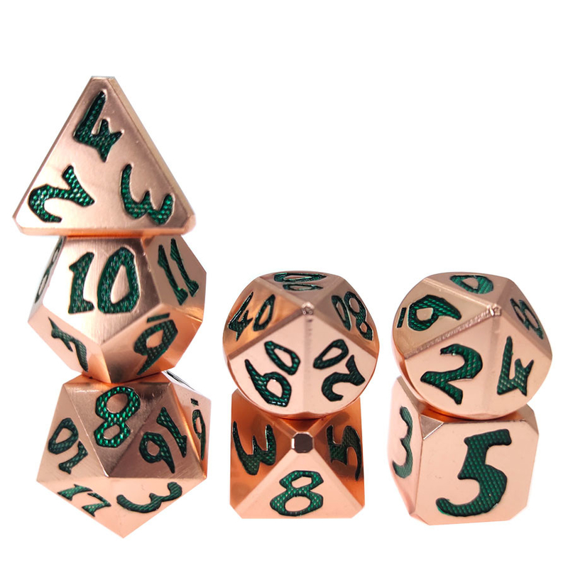 Los dados polihédricos del material de los dragones de cobre verdes claros de Mini Black For Dungeons And fijaron ligero filo