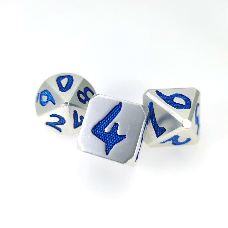 La mano talló DND con la caja de regalo exquisita que empaquetaba los sistemas polihédricos de plata azules de los dados para el juego del RPG
