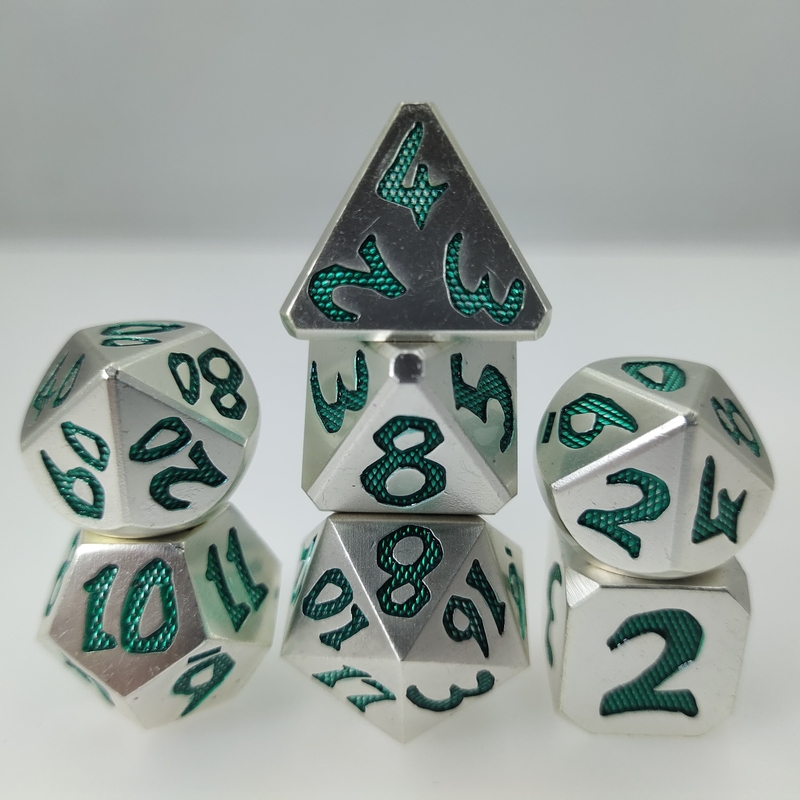 Los dados polihédricos no tóxicos del resplandor del pedazo verde al por mayor del metal DND Dice7 fijaron verde claro a través del material de plata