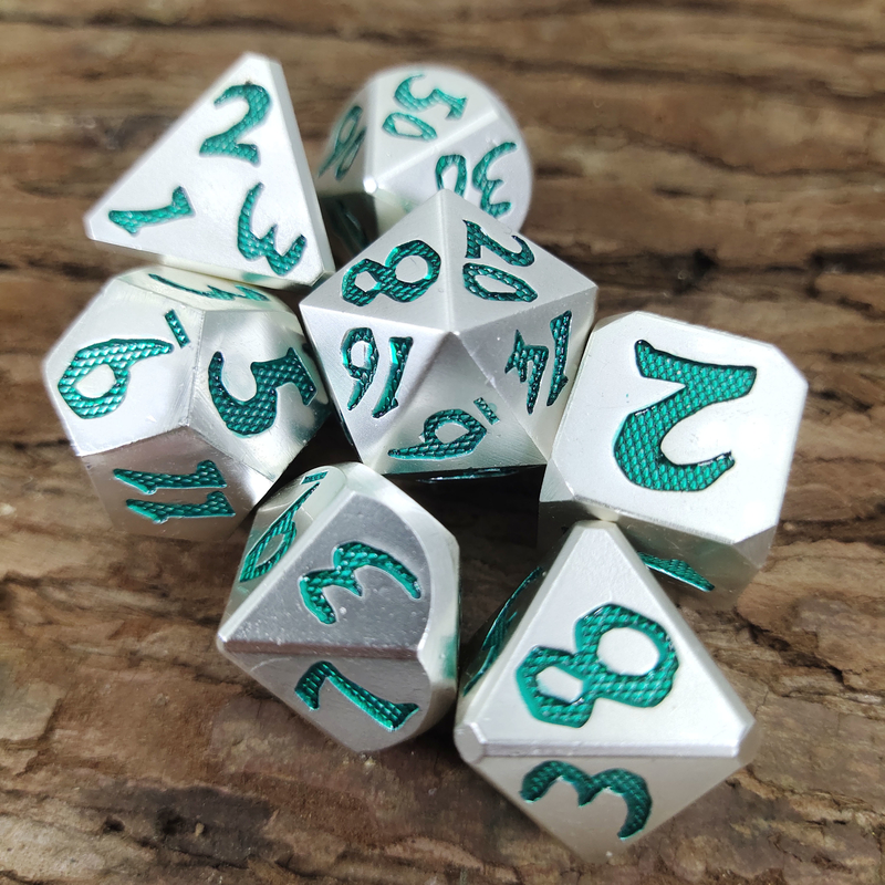 Los dados de la resina del filo fijaron el metal para la mazmorra y Dragon Hand Pouring Polyhedral