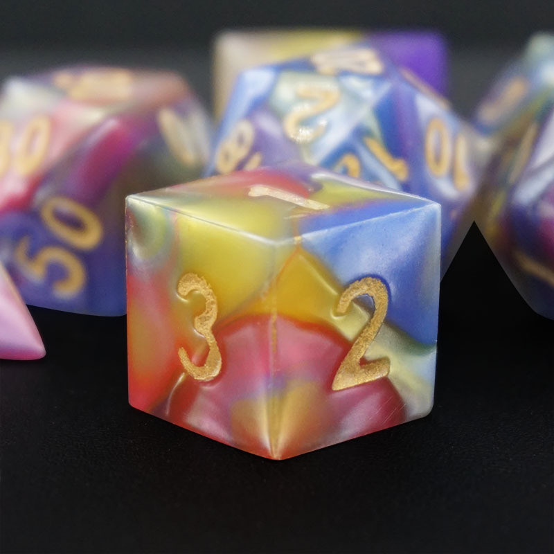 Tres colores de resina de mármol Rpg dados con logotipo universal
