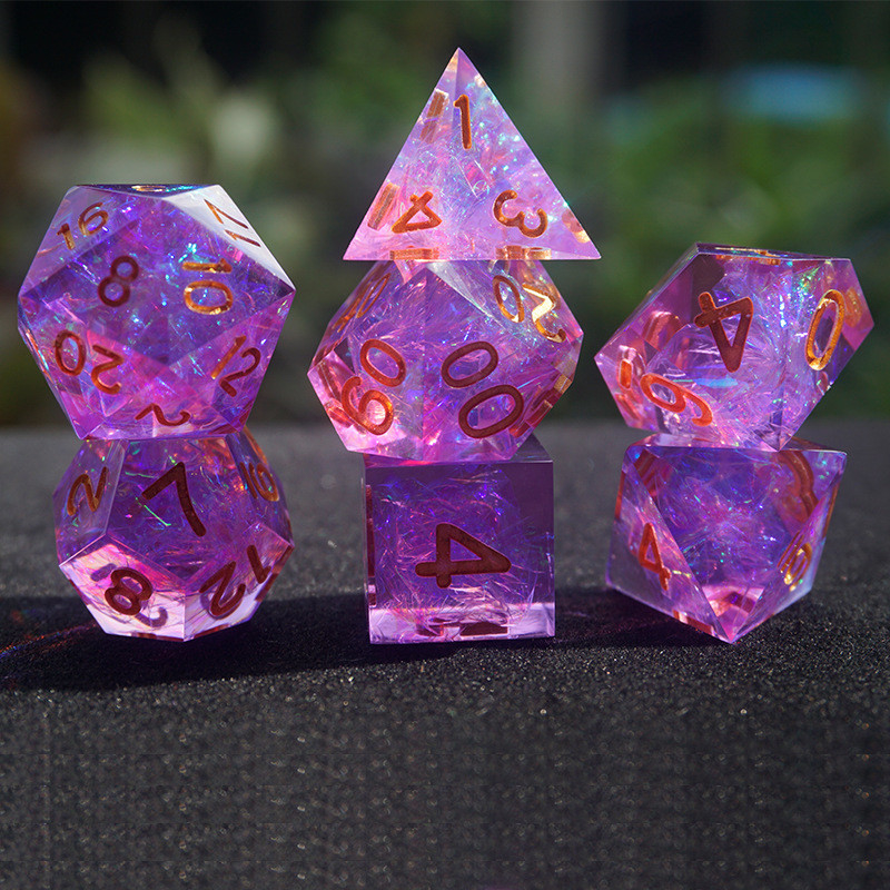Los personajes de rosas de color y rayas de resina juegan un juego de dados multi-noodle Dragon and Dungeon dnd dice