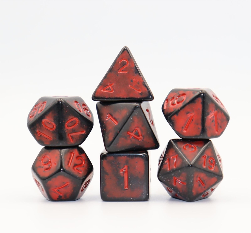 Antiguo personaje de resina roja con espalda negra jugando a los dados de mesa.