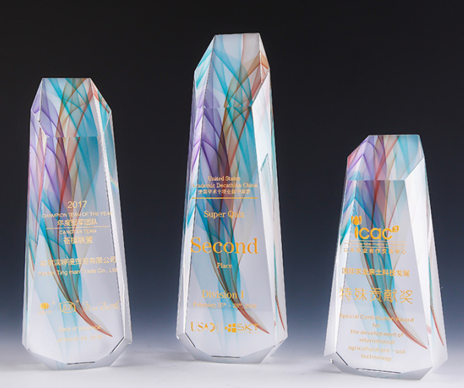 Trofeo de resina de cristal multicolor claro y resistente al desgaste